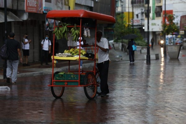 Las lluvias no paran el comercio golpeado por la covid-19