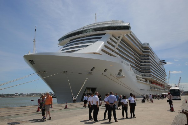 Vista de un crucero en el Puerto de Montevideo (Uruguay), en una fotografía de archivo.