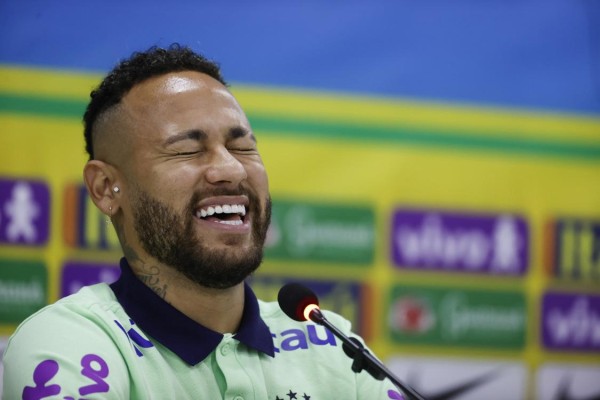 El jugador de la selección brasileña Neymar participa hoy en una rueda de prensa, en el estadio Mangueirão en Belém (Brasil).