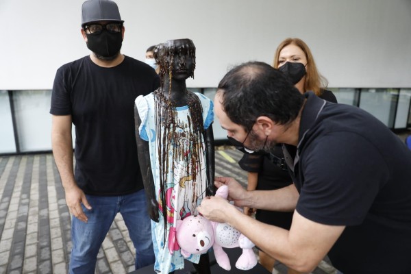Es una obra que simboliza el sufrimiento de las niñas y niños que son abusados.