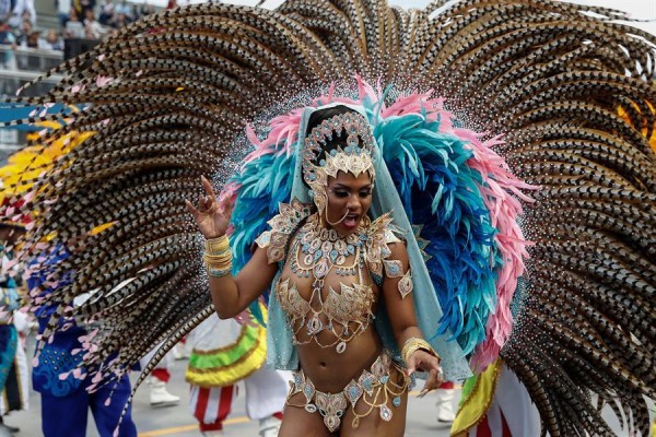 Brasil vibra al ritmo de la samba en su primer d&iacute;a de Carnaval