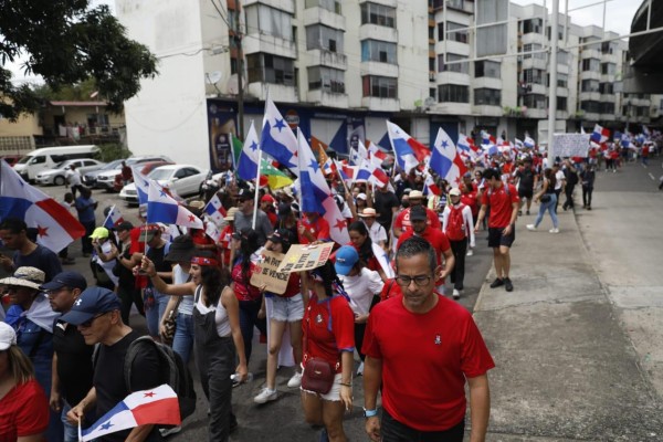 El grupo Pueblo Unido por la Vida marchó, este viernes, hasta la Asamblea Nacional como una medida de protestas contra la minería.