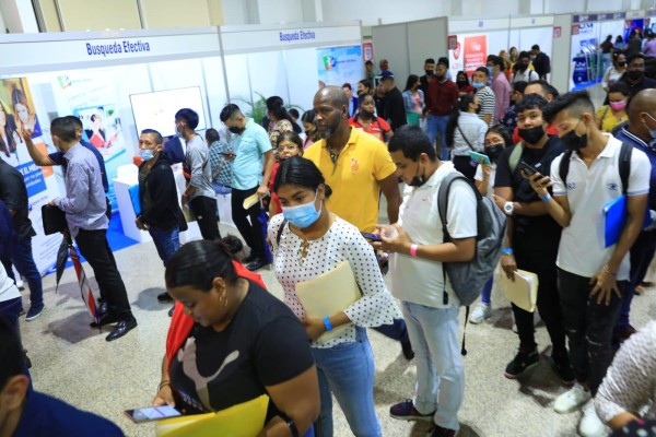 La feria de empleo, de dos días, se da en un momento en que la tasa de desempleo está en 9.9%.