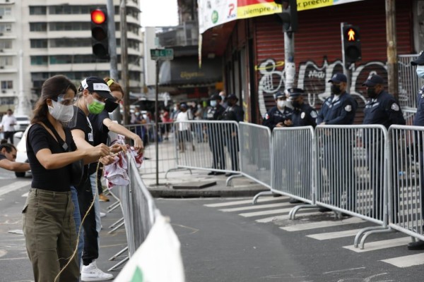 Unidades de la Policía Nacional colocaron una barrera metálica para impedir el ingreso de los manifestantes a la Asamblea Nacional.