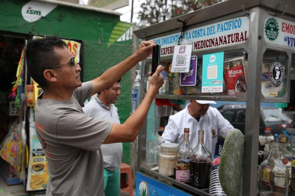 Un cliente escanea un código QR para realizar un pago, en Lima (Perú).