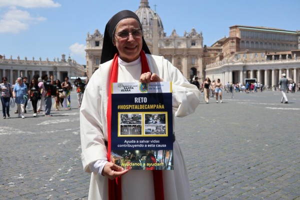La monja argentina Lucía Caram posa tras mantener un encuentro con el papa Francisco.