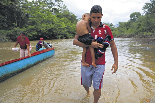 Familias enteras caminan juntas en busca de un mejor futuro.
