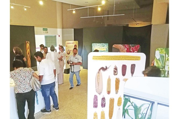 Público en la inauguración de la exhibición.