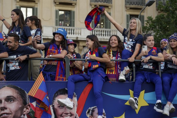 Los jugadores y jugadoras del FC Barcelona celebran la conquista de LaLiga Santander