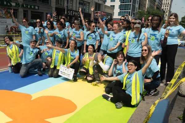 Un colorido mural con firma española llama a proteger la Tierra en el centro de Nueva York