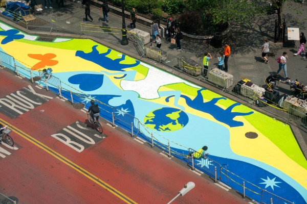 Un colorido mural con firma española llama a proteger la Tierra en el centro de Nueva York