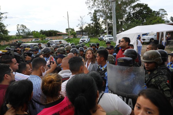 Fotografía tomada el 20 de junio en la que se registró a familiares al esperar información frente al Centro Femenino de Adaptación Social, donde 46 reclusas fallecieron en medio de una reyerta.