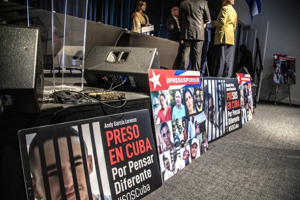 Activistas participan en la Convención de la Asamblea de la Resistencia Cubana (ARC), este 25 de febrero de 2023, en Miami, Florida.