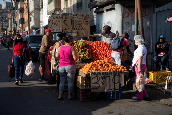 Vista de una venta de alimentos en una calle de Caracas, Venezuela.