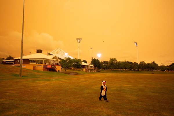 El humo de los incendios australianos ti&ntilde;e el cielo en Nueva Zelanda