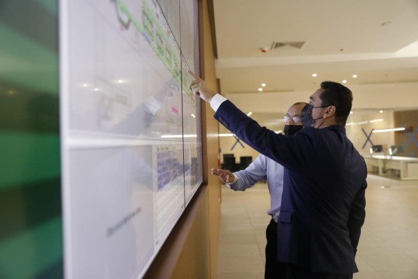 El gerente general de Tocumen, S.A. explica el funcionamiento del nuevo Centro de Control de Operaciones Aeroportuarias.