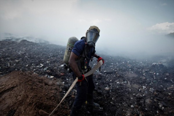 Incendio en el vertedero más grande de Panamá provoca una nube de humo tóxico