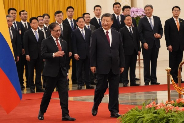El presidente de Colombia, Gustavo Petro, y su homólogo chino, Xi Jinping, hoy en Pekín.