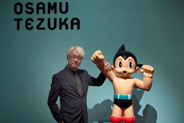 Foto del cineasta Macoto Tezuka, en una exposición dedicada a su padre, Osamu Tezuka