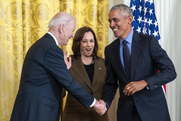El presidente de Estados Unidos, Joe Biden; la vicepresidenta estadounidense, Kamala Harris ; y el expresidente estadounidense Barack Obama