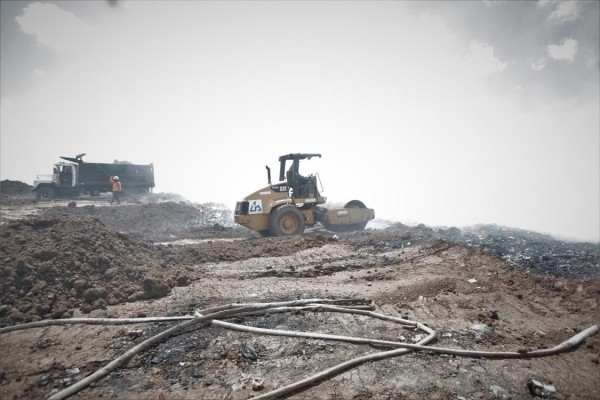 Incendio en el vertedero más grande de Panamá provoca una nube de humo tóxico