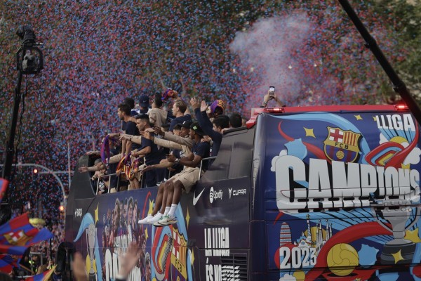 Los jugadores y jugadoras del FC Barcelona celebran la conquista de LaLiga Santander