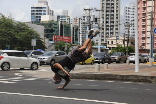 Panameños buscan el sustento en las calles a través del breakdance