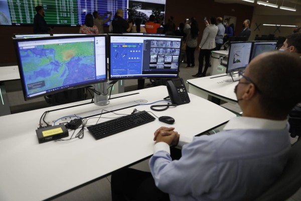El Centro de Control de Operaciones Aeroportuarias es el núcleo de las operaciones del aeropuerto no solamente de la Terminal 2 sino también de las operaciones de la Terminal 1.