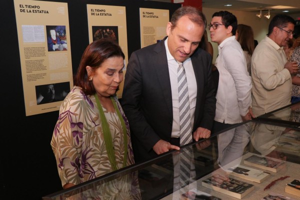 La directora general de la Biblioteca , María Magela Brenes, junto al embajador de Portugal en Panamá, Gonzalo Teles Gomes.
