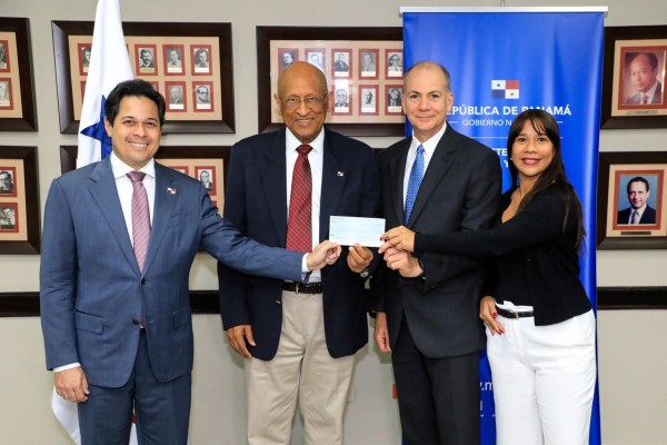 Publio De Gracia, de DGI (i); Héctor Alexander, ministro del MEF (c) junto a Miguel Bolinaga, presidente (c) y Angélica Bertoli, de Legal de AES Panamá (d).