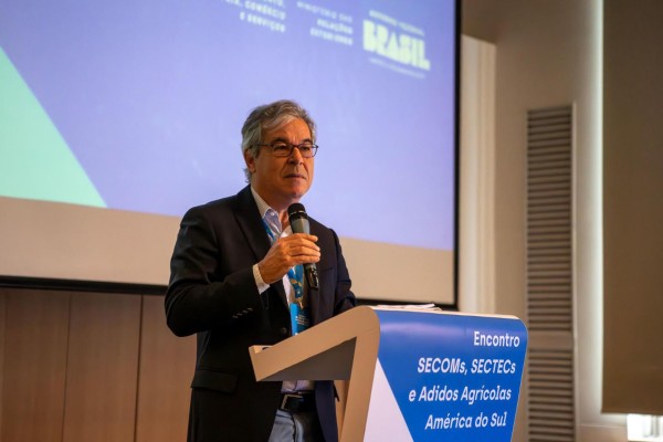 Fotografía cedida por ApexBrasil que muestra a su presidente, Jorge Viana, durante un encuentro comercial que reunión a empresarios brasileños, en Bogotá (Colombia).