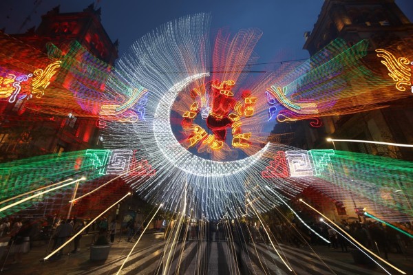 Ciudad de México ilumina el Zócalo por los 500 años de resistencia indígena