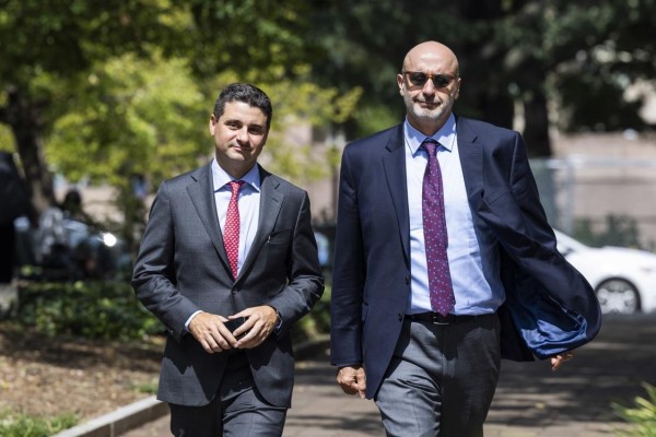 Josh Hafenbrack (i), abogado litigante principal del Departamento de Justicia (DOJ), llega al tribunal federal para el primer día del caso antimonopolio contra Google.