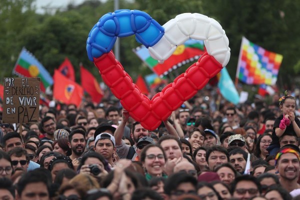 Contra los &quot;abusos&quot; y la desigualdad, Chile protesta