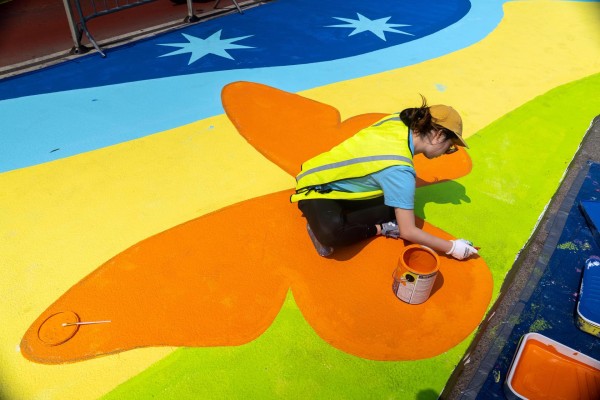 Un colorido mural con firma española llama a proteger la Tierra en el centro de Nueva York