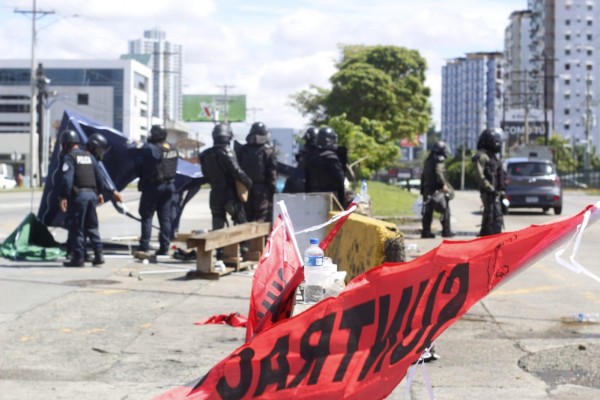 Las patronales tildan la situación de un secuestro que ha causado al menos 1.700 millones de dólares en pérdidas.