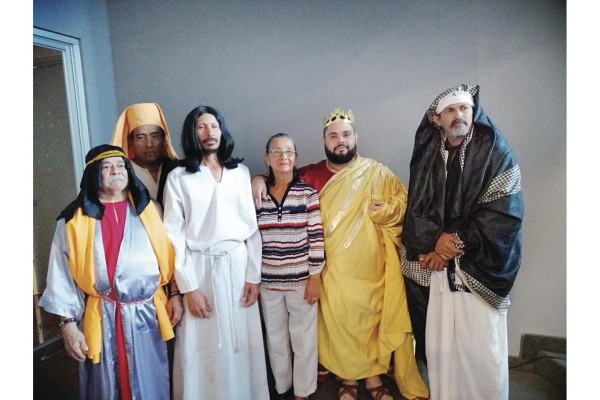 <strong>La señora Matilde,</strong> junto al equipo de producción de la Semana Santa.