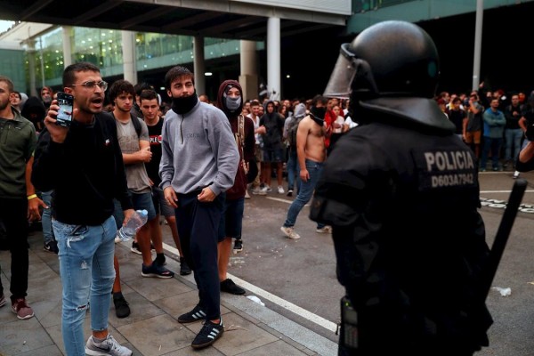 Activistas independentistas intentan paralizar el Aeropuerto de Barcelona