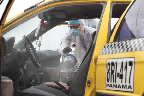 Desinfectan taxis para viajes seguros