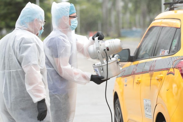 Desinfectan taxis para viajes seguros