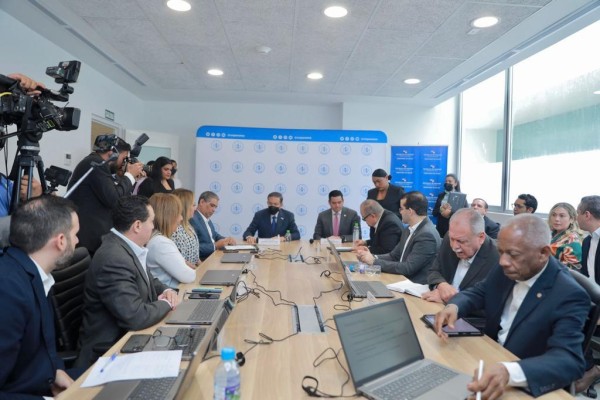 El documento fue firmado en presencia del presidente Laurentino Cortizo, quienes los felicitó por su misión.