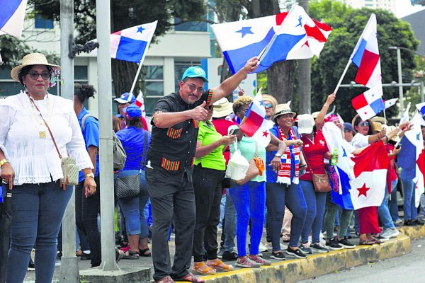 Los docentes se concentraron en la vía España, frente a la iglesia del Carmen, para celebrar.