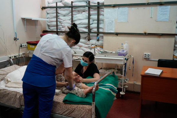 Niños son atendidos en una habitación protegida por sacos de arena en hospital de Ucrania