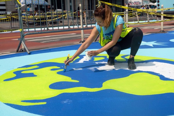 Un colorido mural con firma española llama a proteger la Tierra en el centro de Nueva York