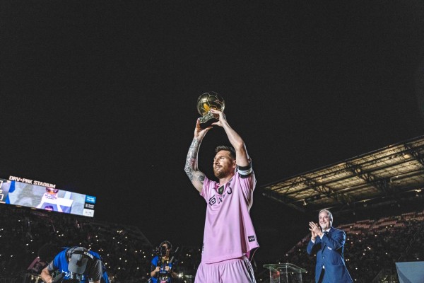 Lionel Messi mientras celebra su octavo Balón de Oro.
