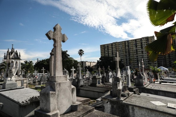 Panameños honran a sus difuntos mientras intentan dejar la pandemia atrás