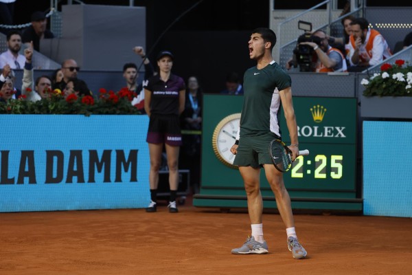 El tenista español Carlos Alcaraz celebra la victoria ante el serbio Novak Djokovic