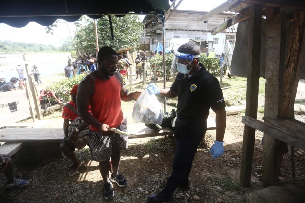 Migrantes persiguen sus sueños en medio de la mortífera pandemia de la covid-19