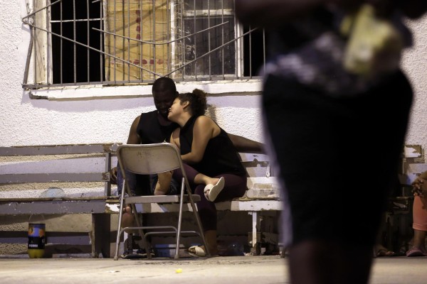 Una muchacha nicaragüense coquetea con su novio ugandés en el albergue para migrantes El Buen Pastor en Ciudad Juárez, México, el 28 de julio del 2019.