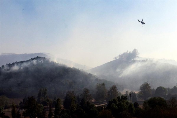 Bomberos luchan por sofocar el "infierno" en California